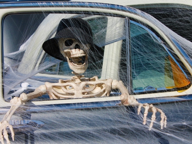 Скелет в машине с паутиной декор на праздник Хэллоуин