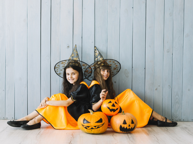 Две девочки в костюмах на Хэллоуин