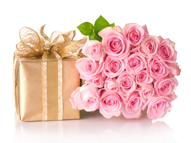 Большой букет розовых роз и подарок на 8  марта