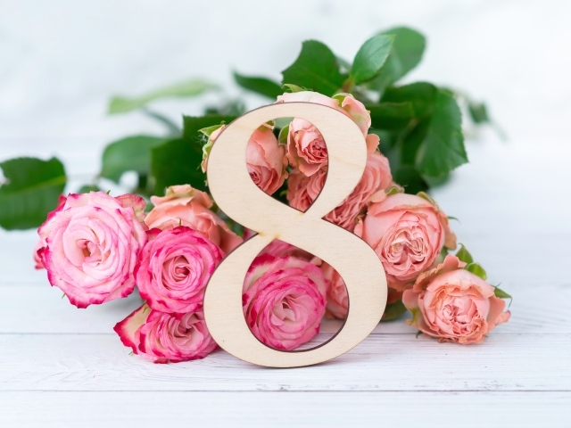 Букет роз на белом фоне на Международный женский день 8 марта