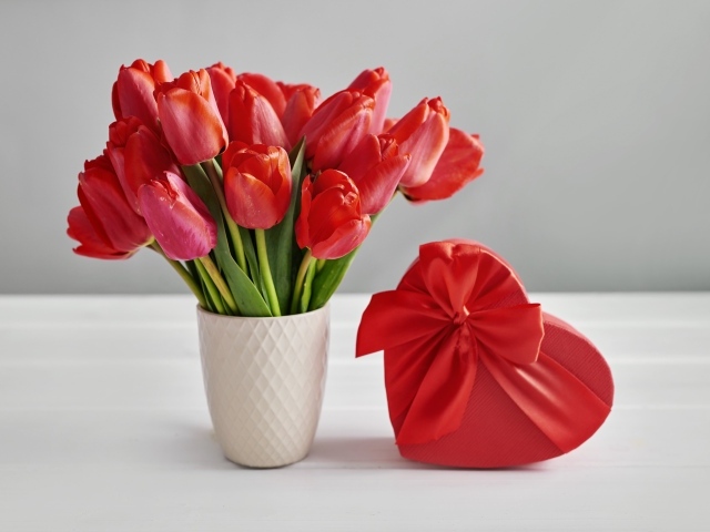Букет весенних тюльпанов и подарок на 8 марта