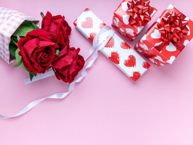 Розы и подарки на розовом фоне на Международный женский день 8 марта