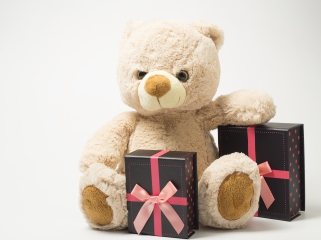 Плюшевый медведь и подарки на 8 марта для любимой