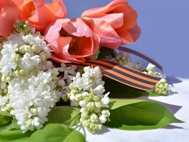 Букет сирени и тюльпанов с георгиевской лентой на 9 мая День победы