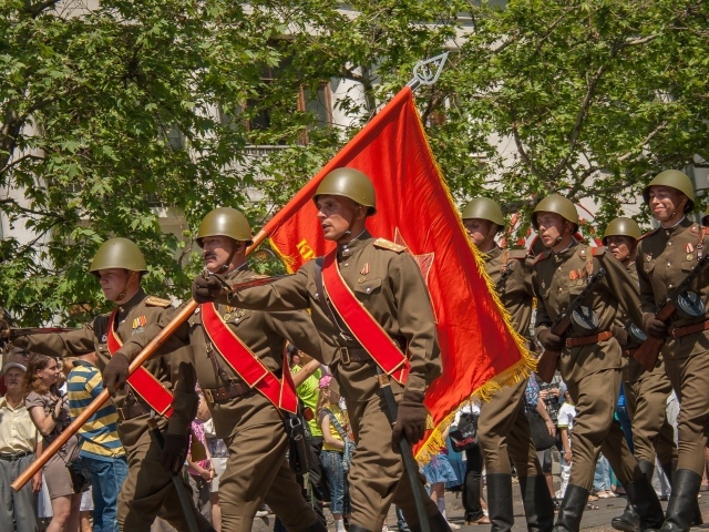 Солдаты в форме на параде 9 мая