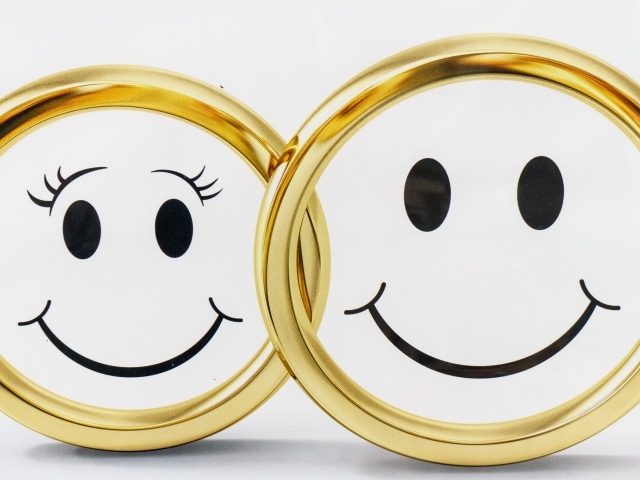 Золотые обручальные кольца на белом фоне