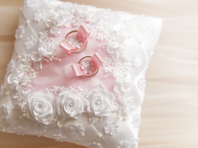 Подушка с обручальными кольцами 