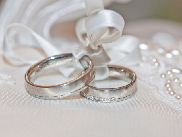 Два обручальных кольца на подушке с ленточкой