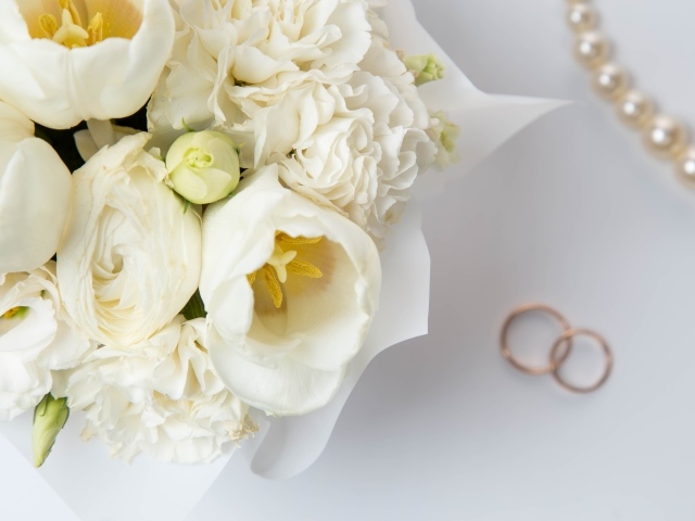 Белый свадебный букет с обручальными кольцами