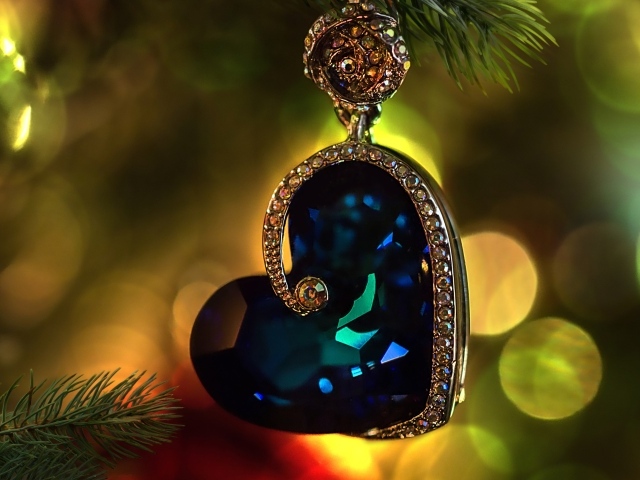 Синий камень в золотом украшении в форме сердца 