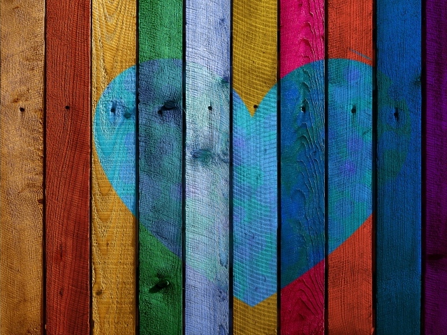 Синее сердце на разноцветном заборе 