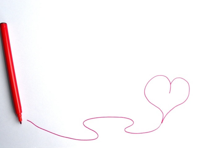Сердце нарисовано фломастером на белом фоне 