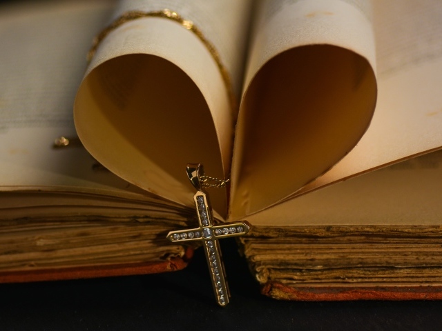 Сердце из страниц книги в золотым крестом на цепочке 