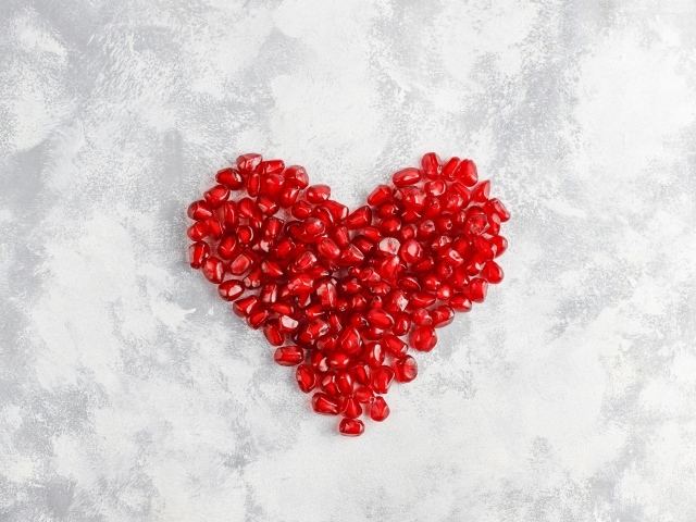 Сердце из красных зерен граната 