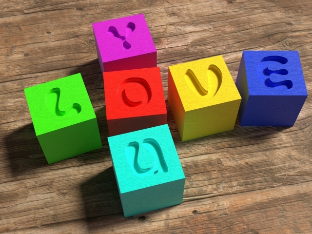 Разноцветные кубики с надписью Love  на деревянном столе 