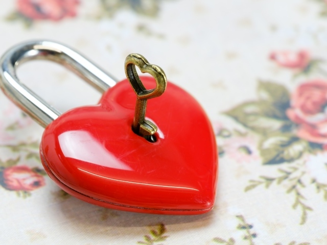 Красный замок в форме сердца с ключом