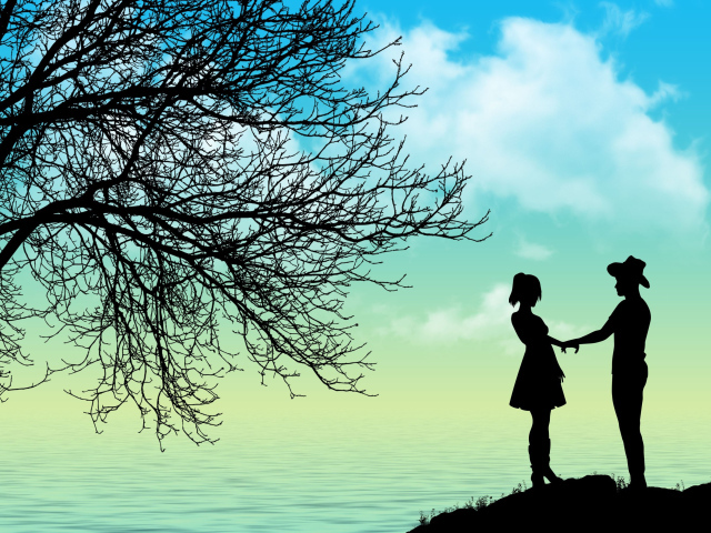 Силуэт влюбленной пары у дерева на берегу моря