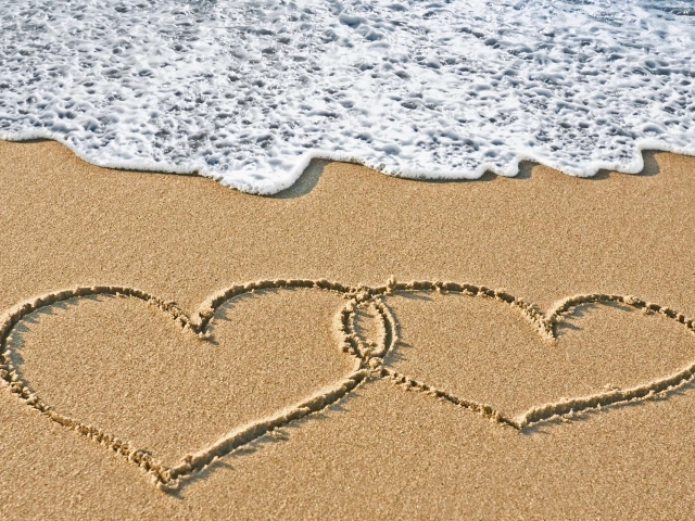 Два сердца на морском песке