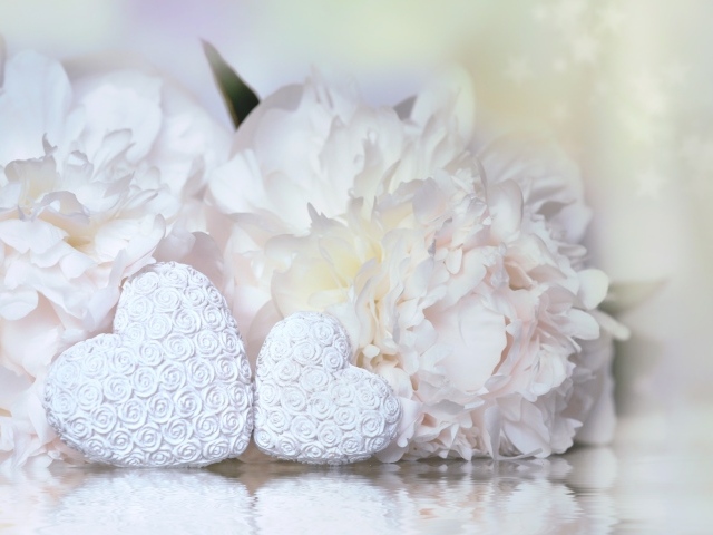 Два белых сердца с цветами пиона 