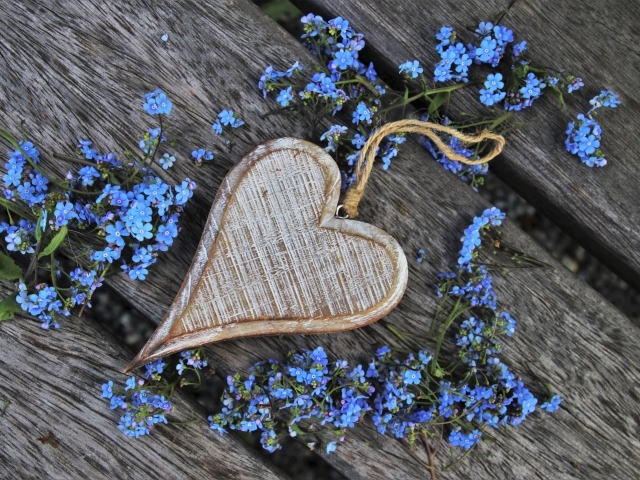 Деревянное сердце с голубыми цветами незабудки 