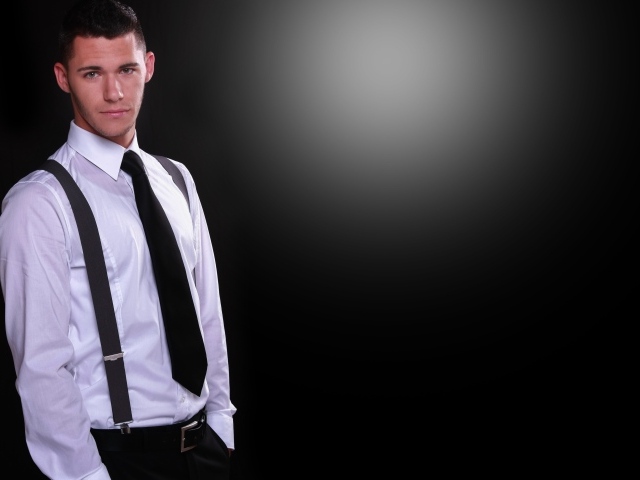 Красивый парень в белой рубашке на черном фоне 