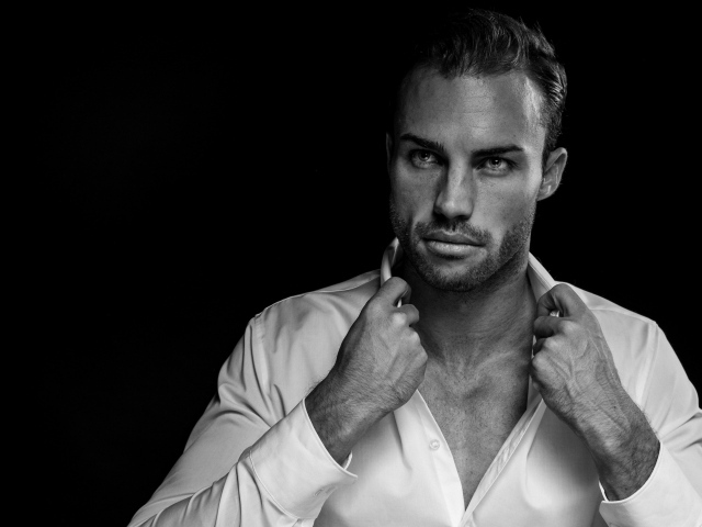 Стильный брутальный мужчина в белой рубашке 