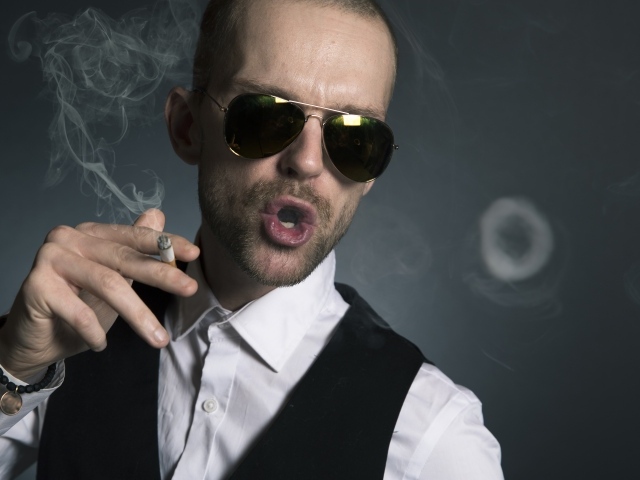 Стильный мужчина в очках с сигаретой 