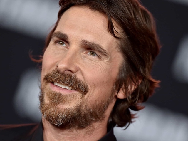 Лицо актера Кристиана Бэйла крупным планом