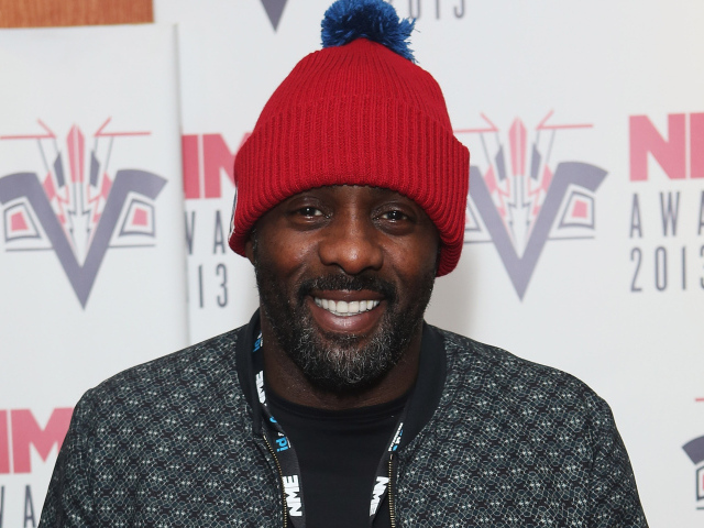 Актер Идрис Эльба в красной вязаной шапке