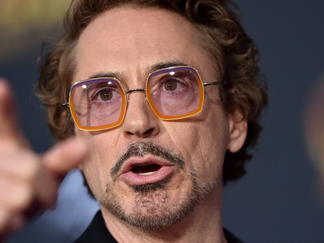 Актер Роберт Дауни-младший в очках крупным планом