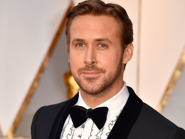 Актер Райан Гослинг в костюме с черной бабочкой