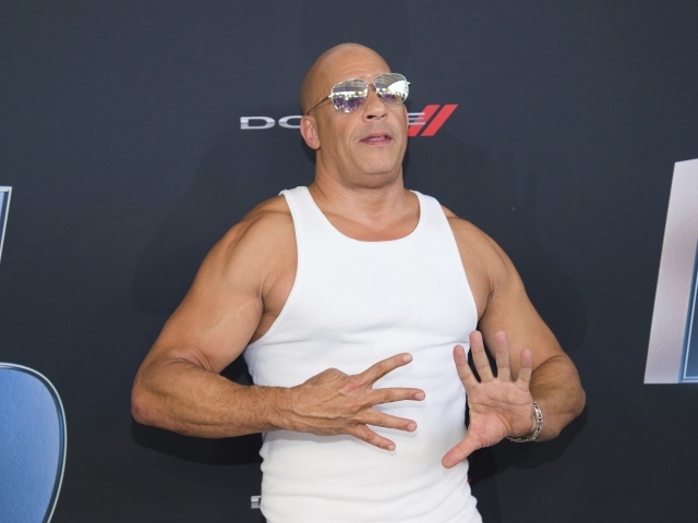 Актер Вин Дизель в белой майке