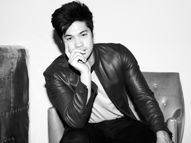 Американский актер Росс Батлер в черной кожаной куртке