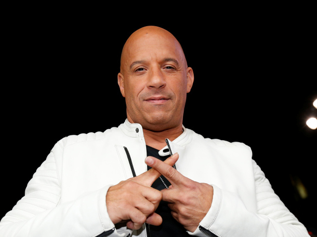 Американский актер Вин Дизель в белой куртке