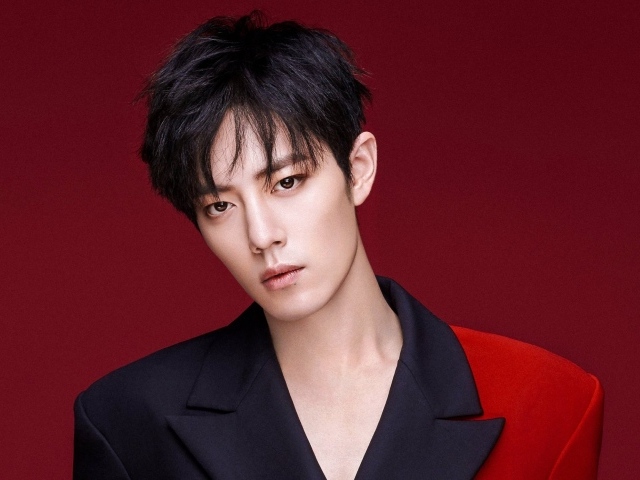 Китайский актер Шон Сяо на красном фоне 