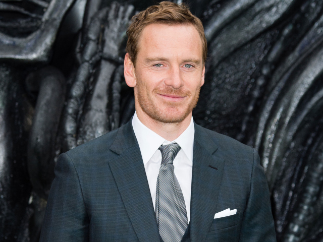 Немецкий актер Майкл Фассбендер в костюме