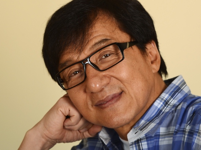 Легендарный актер Джеки Чан в очках