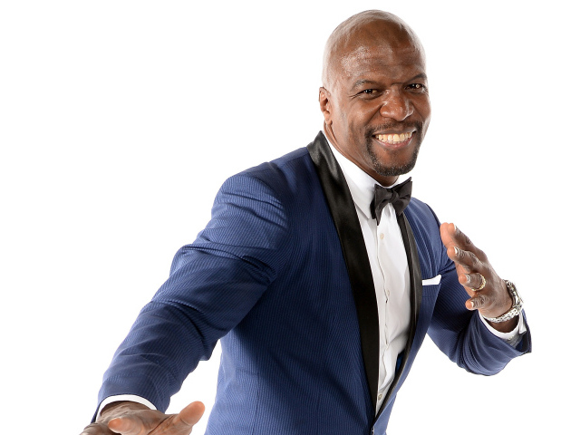 Мужчина в костюме, актер Терри Крюс на белом фоне