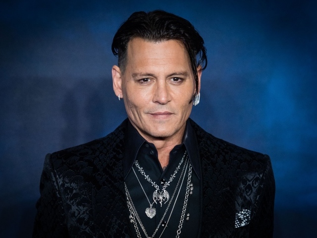 Популярный актер Джонни Депп в черном пиджаке