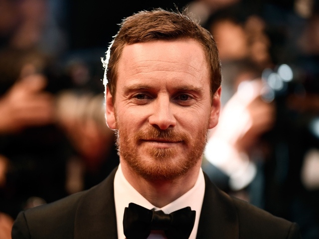 Стильный мужчина актер Майкл Фассбендер