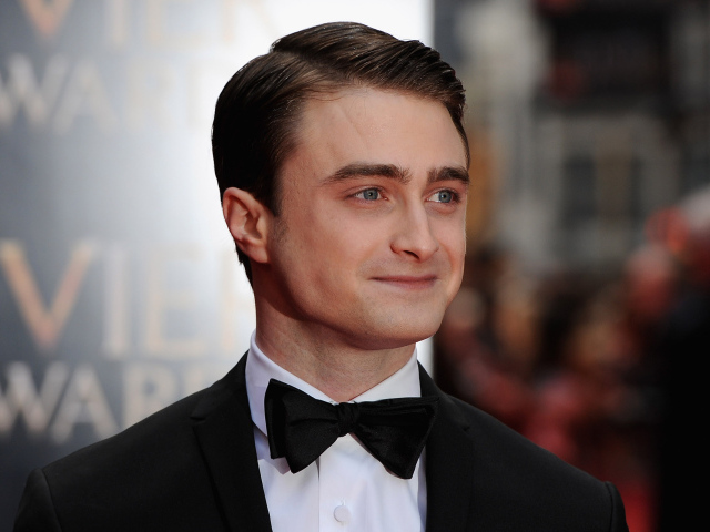 Стильный молодой Дэниел Рэдклифф в костюме