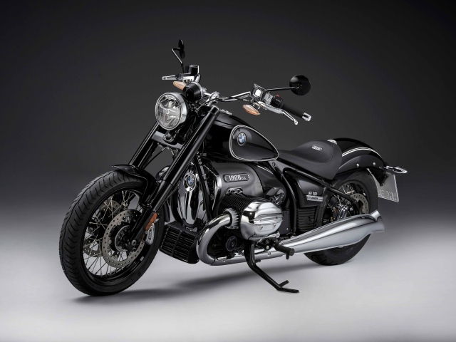 Большой черный мотоцикл BMW R1800C на сером фоне
