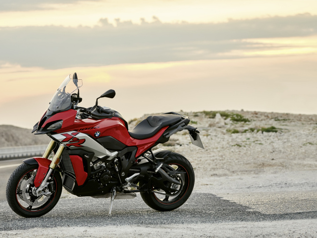 Красный мотоцикл BMW S 1000 XR на фоне заката 