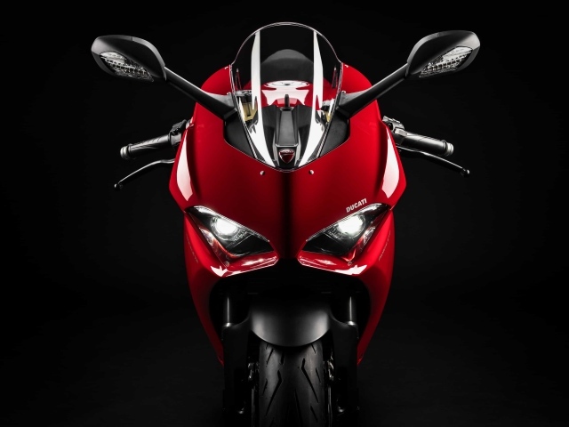Красный мотоцикл Ducati Panigale v2 вид спереди