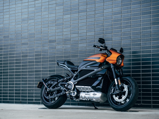 Электрический мотоцикл Harley-Davidson LiveWire у стены