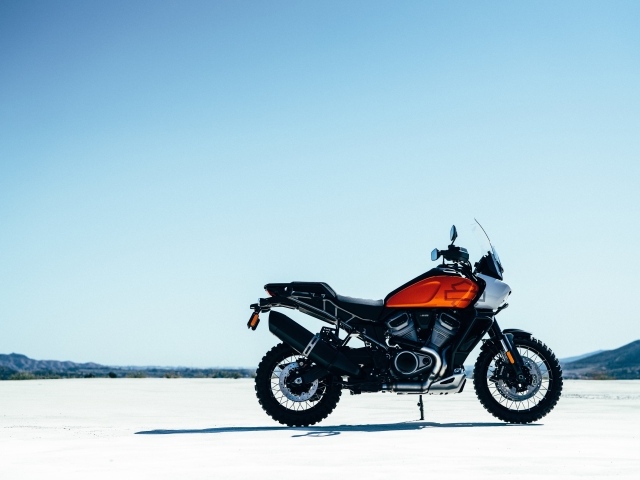 Новый стильный мотоцикл Harley-Davidson Pan America, 2021 года на фоне неба