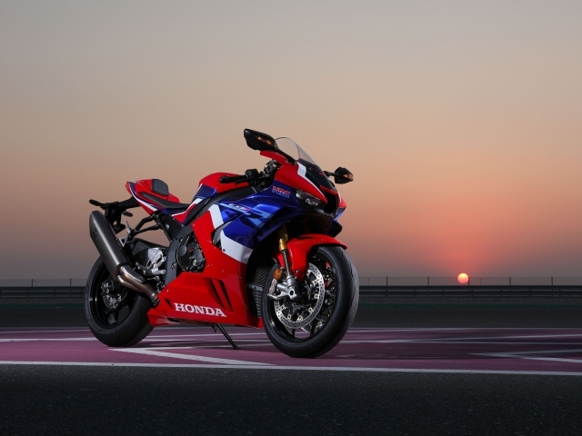 Мотоцикл Honda CBR1000RR-R Fireblade 2020 года на фоне заката