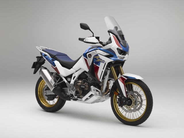 Мотоцикл Honda CRF1100L Africa Twin, 2021 года на сером фоне