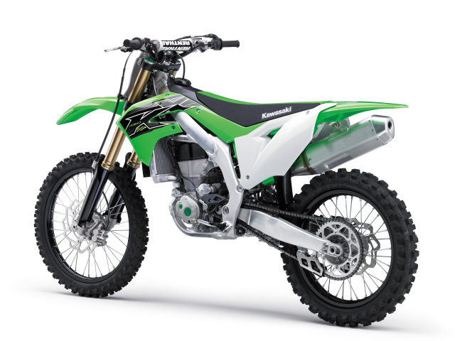 Зеленый мотоцикл Kawasaki KX450 на белом фоне