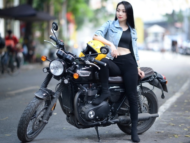 Красивая девушка азиатка на мотоцикле 